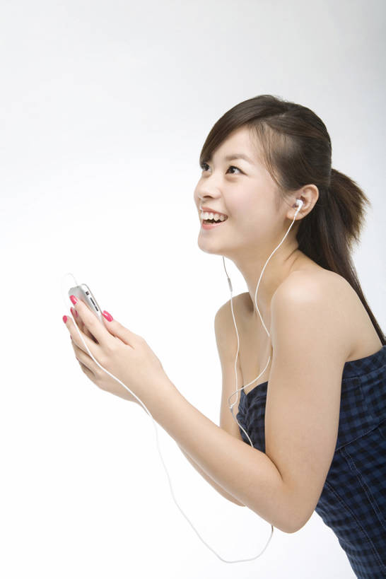 东方人,成年人,一个人,笑,微笑,露齿笑,竖图,抠图,白色背景,侧面,时尚,快乐,满意,兴奋,幸福,技术,手机,仅一个年轻女性,仅一个女性,仅一个人,握,耳塞,音乐,听,休闲装,刺激,耳麦,休闲,健康,放松,活力,乐趣,握着,摄影,生活方式,酷,享乐,风格,肖像,MP3播放器,智能手机,无线电技术,无忧无虑,年轻女性,女人,女性,亚洲人,中国人,年轻人,休闲活动,半身,彩图,影棚拍摄,欢乐,bj175