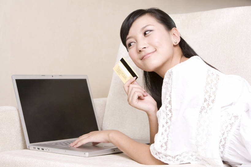 东方人,成年人,一个人,家庭,客厅,笑,微笑,露齿笑,横图,室内,白天,侧面,购物,快乐,满意,信用卡,消费,笔记本电脑,互联网,技术,沙发,中国,仅一个年轻女性,仅一个女性,仅一个人,敲打,输入,打字,趴着,舒服,温暖,温馨,一家人,零售,斜视,金融,摄影,点击,敲击,和睦,网上购物,便利,起居室,舒适,网上冲浪,网购,选购,贸易,东亚,血拼,无线电技术,按键,计算机,年轻男性,年轻女性,女人,女性,亚洲人,中国人,年轻人,电子商务,躺着,半身,彩图,融洽,bj175