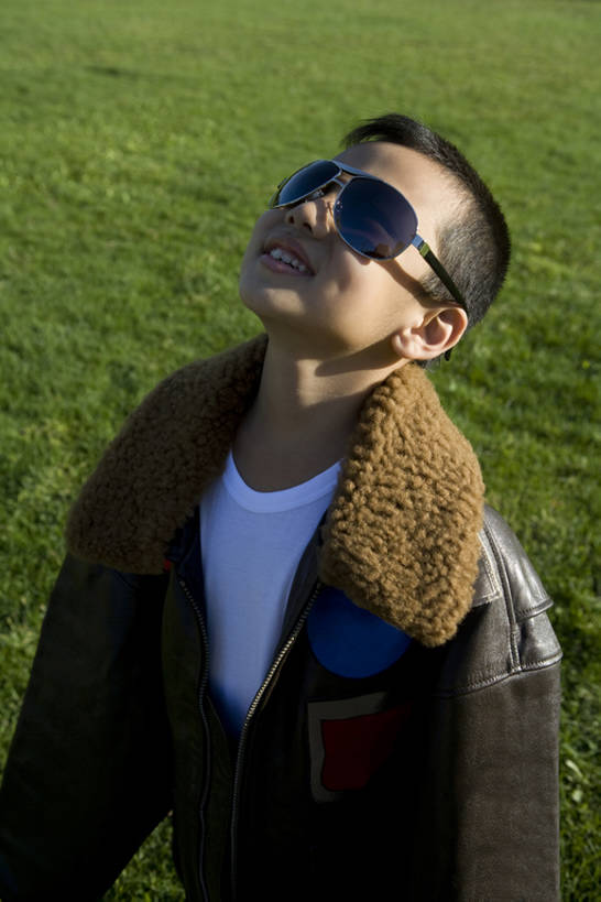 东方人,儿童,两个人,飞行员,公园,站,室外,白天,侧面,时尚,快乐,兴奋,幸福,纯洁,信心,草地,北京,中国,亚洲,服装,反射,田地,皮革,玩,外套,刺激,草,小孩,衣服,自然,太阳镜,春天,站着,休闲,可爱,乐趣,力量,童年,童趣,无辜,摄影,服饰,生长,生活方式,幽默,动作,夹克,酷,享乐,衣着,夹克衫,穿着,关爱,清新,肖像,皮夹克,想象,童真,东亚,烂漫,无邪,陪同,衣饰,茄克,陪伴,想法,天真,男孩,男人,男性,女孩,亚洲人,中国人,孩子,外衣,休闲活动,站立,半身,彩图,高角度拍摄,装扮,短外衣,男生,伴随,bj175