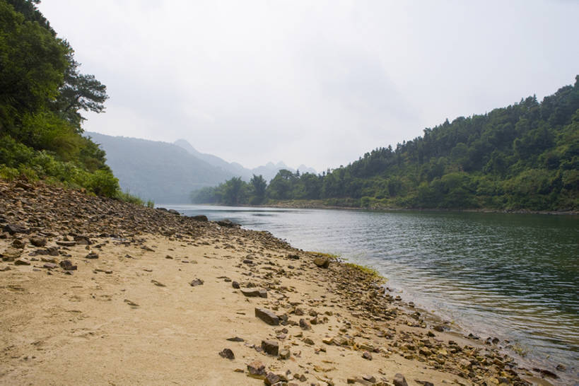 无人,横图,室外,白天,旅游,度假,湖,河流,美景,山,山脉,水,标志建筑,地标,建筑,桂林,中国,亚洲,波纹,沙子,地形,河岸,景观,流水,水面,建筑群,娱乐,建设,树,绿色,风景,蓝天,自然,享受,休闲,景色,放松,摄影,宁静,环境,自然风光,自然现象,砂岩,东亚,漓江,罕见,荒僻,偏僻,偏远,自然地理,冷僻,岩石,彩图,旅行,bj175