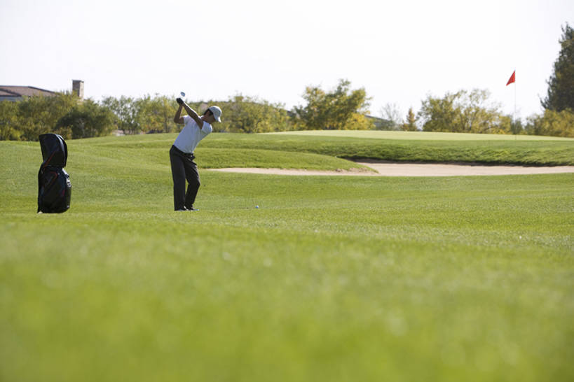 一个人,横图,室外,白天,留白,正面,锻炼,快乐,幸福,运动,北京,中国,亚洲,仅一个男性,仅一个人,握,摇摆,训练,开球,玩,休闲装,高尔夫球场,草,树,仅一个年轻男性,绿色,休闲,放松,活力,乐趣,握着,摄影,专心,高尔夫球杆,享乐,东亚,高尔夫球包,高尔夫球运动,男人,男性,年轻男性,中国人,年轻人,休闲活动,彩图,欢乐,bj175