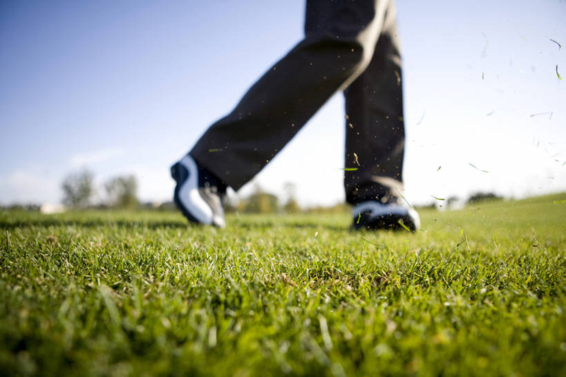 腿,一个人,横图,室外,特写,白天,锻炼,运动,北京,中国,亚洲,仅一个男性,仅一个人,训练,玩,休闲装,飞,高尔夫球场,草,仅一个年轻男性,绿色,休闲,健康,放松,活力,乐趣,摄影,享乐,足,东亚,高尔夫球运动,男人,男性,年轻男性,中国人,年轻人,休闲活动,半身,彩图,欢乐,高尔夫鞋,bj175