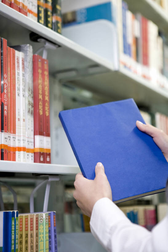 东方人,成年人,手,一个人,学生,学校,图书馆,竖图,室内,特写,正面,制服,快乐,幸福,书架,北京,中国,亚洲,握,学习,正装,教育,校园,教科书,校服,活力,握着,摄影,部分,拿起,知识,享乐,东亚,年轻女性,女人,女性,亚洲人,中国人,年轻人,大学生,书,彩图,欢乐,焦距,成人教育,bj175