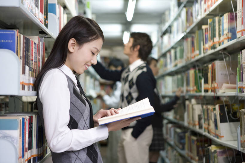 东方人,成年人,四个人,学生,学校,图书馆,笑,微笑,露齿笑,横图,室内,侧面,毛衣,裙子,制服,快乐,幸福,书架,北京,中国,亚洲,握,学习,正装,教育,注视,校园,教科书,观察,看,校服,活力,读,握着,摄影,观看,察看,拿起,专心,知识,享乐,关注,忙碌,东亚,男人,男性,年轻男性,年轻女性,女人,女性,白种人,亚洲人,中国人,年轻人,大学生,书,半身,彩图,欢乐,焦距,成人教育,bj175