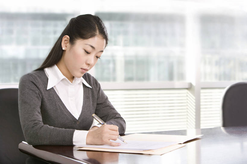 东方人,成年人,一个人,商务人士,商务女性,办公室,会议室,横图,室内,白天,留白,正面,商务,成功,签字,技术,桌子,北京,中国,亚洲,写,正装,工作,办公用品,文件夹,注视,现代,书桌,文具,白板,学习用品,观察,看,职业,摄影,生活方式,观看,技巧,合同,文具用品,察看,专心,关注,文档,手艺,东亚,技能,技艺,认真,年轻女性,女人,女性,亚洲人,中国人,年轻人,白领,坐着,半身,彩图,妙技,办公室职员,本领,bj175