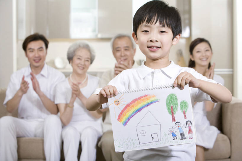 东方人,儿童,老年人,家庭,母亲,父亲,儿子,祖父母,祖母,祖父,家,客厅,笑,鼓掌,微笑,露齿笑,横图,室内,白天,正面,绘画,快乐,纯洁,成功,沙发,北京,中国,亚洲,艺术,并排,许多人,古典,拿着,注视,文化,小孩,白色,工艺品,观察,看,品味,一群人,温暖,温馨,一家人,个性,可爱,童年,童趣,摄影,生活方式,观看,美术,和睦,察看,起居室,高雅,关爱,关注,肖像,出示,童真,东亚,烂漫,无邪,陪同,粉笔画,美学,陪伴,天真,老年男性,老年女性,男孩,男人,男性,年轻男性,年轻女性,女人,女性,亚洲人,中国人,孩子,年轻人,全家福,孙子,画画,拍手,半身,彩图,爱,深情,彩色粉画笔,粉画,色粉画,融洽,伴随,bj175