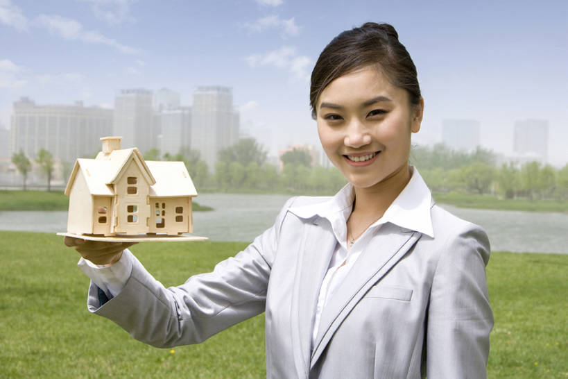 东方人,成年人,一个人,商务人士,商务女性,笑,微笑,露齿笑,横图,室外,白天,正面,快乐,幸福,水,建筑,北京,中国,亚洲,仅一个年轻女性,仅一个女性,仅一个人,套装,拿着,注视,草,绿色,观察,看,摄影,观看,察看,都市风光,关注,房地产,房地产经纪人,商务装,自然现象,工薪阶层,东亚,发展,建筑模型,年轻女性,女人,女性,亚洲人,中国人,年轻人,白领,上班族,半身,彩图,bj175