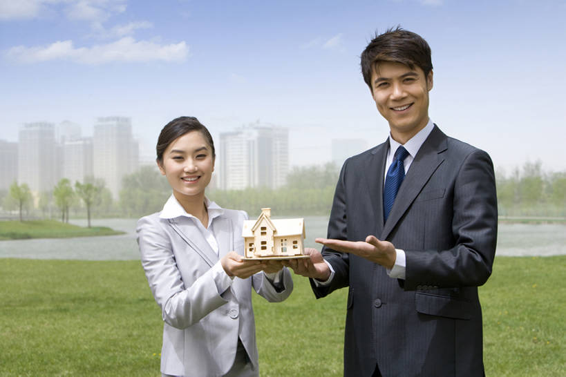 东方人,成年人,两个人,商务人士,商务男性,商务女性,笑,微笑,露齿笑,横图,室外,白天,正面,衬衫,快乐,幸福,水,建筑,北京,中国,亚洲,套装,领带,拿着,注视,草,观察,看,摄影,观看,察看,都市风光,关注,房地产,房地产经纪人,商务装,自然现象,工薪阶层,东亚,发展,建筑模型,男人,男性,年轻男性,年轻女性,女人,女性,亚洲人,中国人,年轻人,白领,上班族,半身,彩图,衬衣,bj175