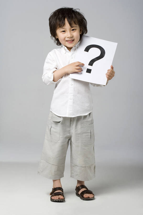 东方人,儿童,一个人,站,笑,微笑,露齿笑,竖图,正面,快乐,幸福,纯洁,中国,亚洲,仅一个男性,仅一个人,灰色背景,标志,拿着,注视,布告,小孩,白色,观察,看,站着,仅一个小孩,可爱,童年,童趣,摄影,观看,察看,问号,关注,童真,东亚,烂漫,无邪,天真,男孩,男人,男性,亚洲人,中国人,孩子,站立,彩图,全身,影棚拍摄,男生,朝鲜族,标点符号,bj175