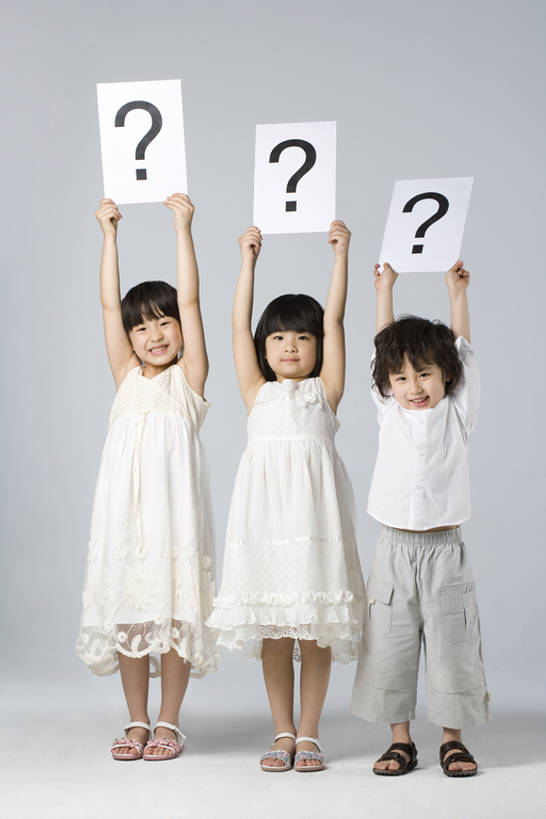 东方人,儿童,三个人,站,举,笑,微笑,露齿笑,竖图,正面,快乐,幸福,纯洁,中国,亚洲,一排,伸展,灰色背景,整齐,标志,拿着,注视,布告,排列,小孩,白色,观察,看,托,站着,可爱,童年,童趣,摄影,观看,察看,问号,队列,关注,想象,童真,东亚,烂漫,无邪,天真,男孩,男人,男性,女孩,女性,亚洲人,中国人,孩子,举起,举手,举着,向上举,向上伸,向上托,站立,彩图,全身,影棚拍摄,男生,朝鲜族,标点符号,bj175