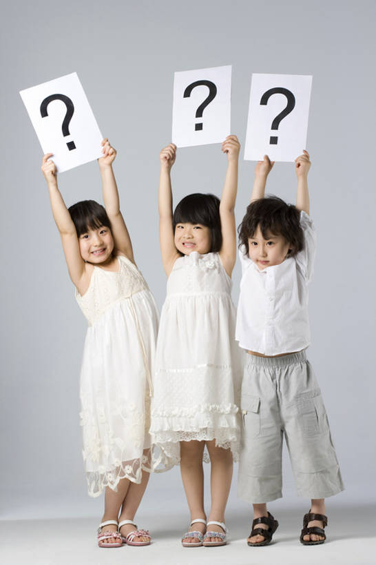 东方人,儿童,三个人,站,举,笑,微笑,露齿笑,竖图,正面,快乐,幸福,纯洁,中国,亚洲,一排,伸展,灰色背景,整齐,标志,拿着,注视,布告,排列,小孩,白色,观察,看,托,站着,可爱,童年,童趣,摄影,观看,察看,问号,队列,关注,想象,童真,东亚,烂漫,无邪,天真,男孩,男人,男性,女孩,女性,亚洲人,中国人,孩子,举起,举手,举着,向上举,向上伸,向上托,站立,彩图,全身,影棚拍摄,男生,朝鲜族,标点符号,bj175