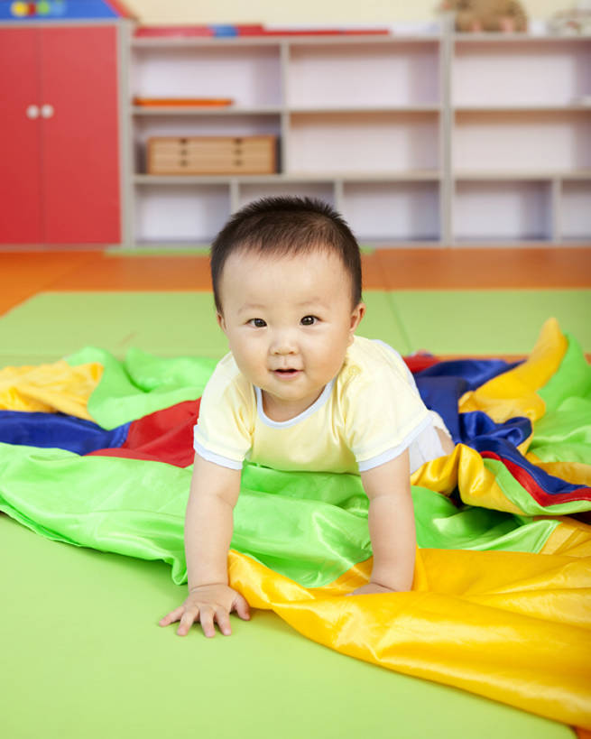 东方人,婴儿,儿童,一个人,微笑,竖图,室内,正面,游戏,快乐,纯洁,中国,亚洲,仅一个人,教育,玩,注视,休闲装,娱乐,小孩,观察,看,休闲,爬,可爱,童年,童趣,幼儿园,活泼,生长,观看,活动,察看,愉悦,发泄,关注,消遣,智力,宝宝,童真,东亚,纯真,烂漫,无邪,发展,北京市,宣泄,伶俐,天真,亚洲人,中国人,孩子,玩耍,嬉戏,半身,彩图,好奇心,安全气垫,健身垫,bj175