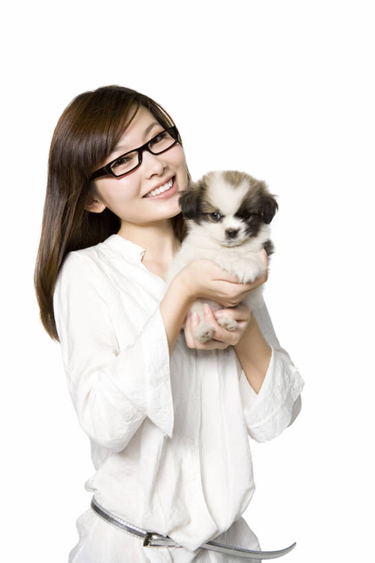 东方人,成年人,一个人,笑,微笑,露齿笑,竖图,留白,白色背景,正面,游戏,快乐,纯洁,信心,中国,亚洲,仅一个年轻女性,仅一个女性,仅一个人,服装,眼镜,小狗,玩,拿着,注视,休闲装,娱乐,衣服,白色,观察,看,休闲,可爱,童年,童趣,服饰,观看,活动,察看,衣着,穿着,发泄,关注,消遣,智力,童真,东亚,烂漫,无邪,北京市,宣泄,衣饰,无忧无虑,天真,年轻女性,女人,女性,亚洲人,中国人,年轻人,直发,玩耍,嬉戏,半身,彩图,影棚拍摄,美人,哈叭狗,bj175