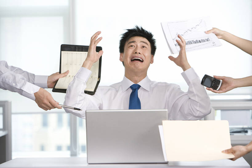 东方人,成年人,中年人,一个人,四个人,商务人士,商务男性,办公室,举,横图,正面,衬衫,商务,笔记本电脑,互联网,窗户,手机,北京,中国,亚洲,仅一个女性,仅一个人,套装,工作,文件,领带,文件夹,拿着,书桌,托,仅一个中年女性,职业,健康,线图,压力,皱眉头,摄影,象征,庄重,经理,忧虑,消极,文档,忙碌,商务装,身份,情绪,挑战,工薪阶层,东亚,挫败,正式,地位,无线电技术,计算机,男人,男性,年轻女性,女人,女性,中年男性,中年女性,亚洲人,中国人,年轻人,白领,上班族,电话机,举起,举手,举着,向上举,向上伸,向上托,半身,彩图,衬衣,办公室职员,心理,bj175