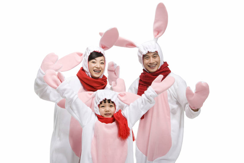 东方人,儿童,中年人,三个人,家庭,母亲,父亲,儿子,笑,微笑,露齿笑,横图,白色背景,民族服装,快乐,兴奋,幸福,纯洁,运气,北京,中国,春节,亚洲,服装,节日,庆祝,古典,挥手,注视,文化,传统,十二生肖,刺激,小孩,衣服,围巾,观察,看,概念,温暖,温馨,一家人,可爱,童年,童趣,摄影,服饰,影棚,观看,古装,和睦,察看,享乐,关注,中国文化,摄影棚,问候,肖像,童真,东亚,烂漫,无邪,陪同,家兔,兔子装,韵味,陪伴,无忧无虑,天真,男孩,男人,男性,年轻女性,女人,女性,中年男性,亚洲人,中国人,孩子,年轻人,全家福,张开手臂,半身,影棚拍摄,传统服装,民俗服,装扮,欢乐,拍摄,融洽,传统文化,传统节日,伴随,bj175