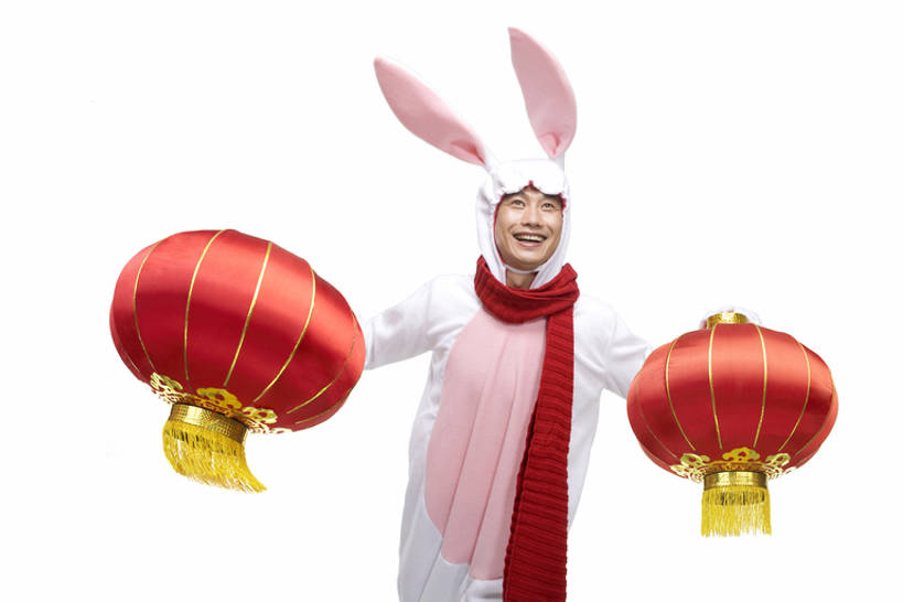 东方人,中年人,一个人,笑,微笑,露齿笑,横图,白色背景,正面,民族服装,快乐,兴奋,幸福,运气,照明,北京,中国,春节,亚洲,仅一个男性,仅一个人,仅一个中年男性,服装,节日,庆祝,灯笼,纸灯笼,古典,拿着,文化,传统,十二生肖,刺激,衣服,围巾,灯具,向上看,概念,财富,摄影,服饰,影棚,古装,照亮,享乐,照明设备,中国文化,摄影棚,肖像,东亚,家兔,兔子装,韵味,元旦,无忧无虑,男人,男性,中年男性,亚洲人,中国人,半身,影棚拍摄,传统服装,民俗服,装扮,欢乐,拍摄,传统文化,传统节日,bj175