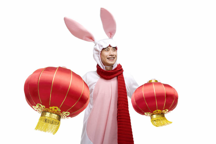 东方人,中年人,一个人,笑,微笑,露齿笑,横图,白色背景,正面,民族服装,快乐,兴奋,幸福,运气,照明,北京,中国,春节,亚洲,仅一个男性,仅一个人,仅一个中年男性,服装,节日,庆祝,灯笼,纸灯笼,古典,拿着,文化,传统,十二生肖,刺激,衣服,围巾,灯具,向上看,概念,财富,摄影,服饰,影棚,古装,照亮,享乐,照明设备,中国文化,摄影棚,肖像,东亚,家兔,兔子装,韵味,元旦,无忧无虑,男人,男性,中年男性,亚洲人,中国人,半身,影棚拍摄,传统服装,民俗服,装扮,欢乐,拍摄,传统文化,传统节日,bj175