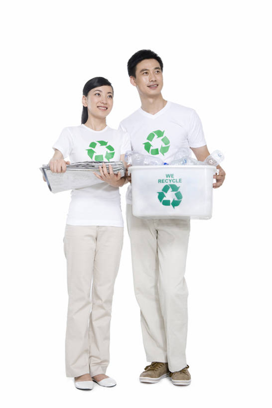 东方人,中年人,两个人,笑,微笑,露齿笑,竖图,白色背景,正面,快乐,幸福,指示牌,报纸,北京,中国,亚洲,堆叠,环保,标志,符号,文字,纸,塑胶,T恤,拿着,休闲装,标识,瓶子,向上看,概念,健康,摄影,影棚,能源,保护,环境,回收,资源,摄影棚,肖像,利用,低碳,东亚,循环,循环利用,环境保护,持续,责任,异性恋,男人,男性,年轻女性,女人,女性,中年男性,亚洲人,中国人,年轻人,全身,影棚拍摄,拍摄,伴侣,回收桶,bj175