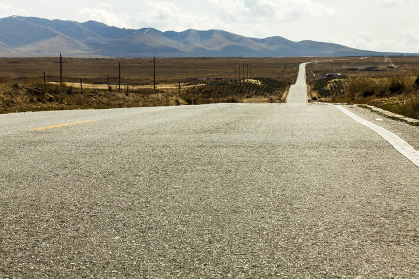 无人,横图,室外,白天,留白,消失点,旅游,度假,旅途,美景,山,山脉,道路,高速公路,路,公路,中国,亚洲,直线,地平线,地形,景观,路边,田地,辽阔,地面,交通,方向,娱乐,风景,天空,自然,享受,休闲,广阔,景色,放松,伸手,运输,摄影,靠近,宁静,一望无际,自驾游,贫瘠,自然风光,延伸,东亚,地貌,青海省,天地相交,无边无际,一马平川,罕见,荒僻,偏僻,偏远,冷僻,荒地,马路,彩图,旅行,祁连山,轮胎印,青藏公路,bj175