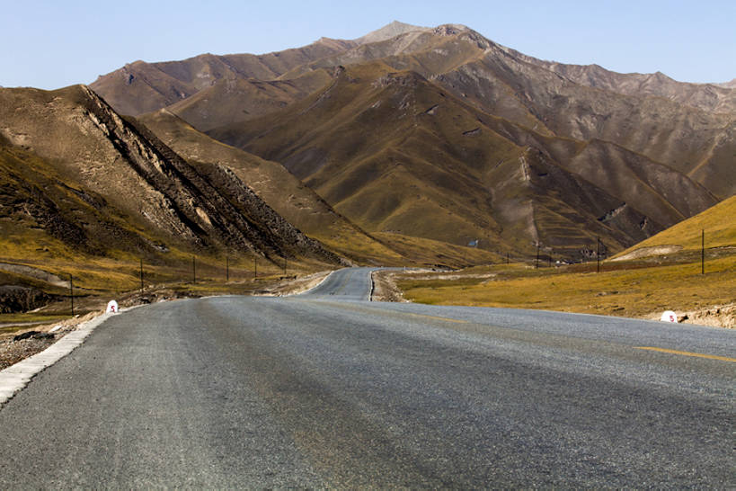 无人,横图,室外,白天,消失点,旅游,度假,探险,旅途,美景,山,山脉,高速公路,路,中国,亚洲,地形,景观,云,云朵,分界线,停车线,云彩,方向,娱乐,风景,天空,自然,享受,休闲,景色,放松,探索,摄影,蜿蜒,双黄线,车行道,车行道分界线,宁静,自驾游,贫瘠,自然风光,标线,东亚,车行线,地貌,青海省,罕见,荒僻,偏僻,偏远,自然地理,冷僻,冒险,荒地,彩图,旅行,祁连山,bj175
