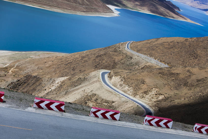 无人,横图,室外,白天,背景,旅游,度假,湖,美景,山,山脉,道路,高速公路,路,公路,中国,亚洲,曲折,弯曲,地形,景观,路边,山路,分界线,交通,倾斜,方向,娱乐,西藏,风景,自然,享受,休闲,景色,放松,运输,摄影,蜿蜒,双黄线,宁静,迅速,山脊,贫瘠,自然风光,东亚,西藏自治区,地貌,羊湖,方向标,罕见,荒僻,偏僻,偏远,遥远,自然地理,冷僻,马路,彩图,旅行,汽车广告背景图,bj175