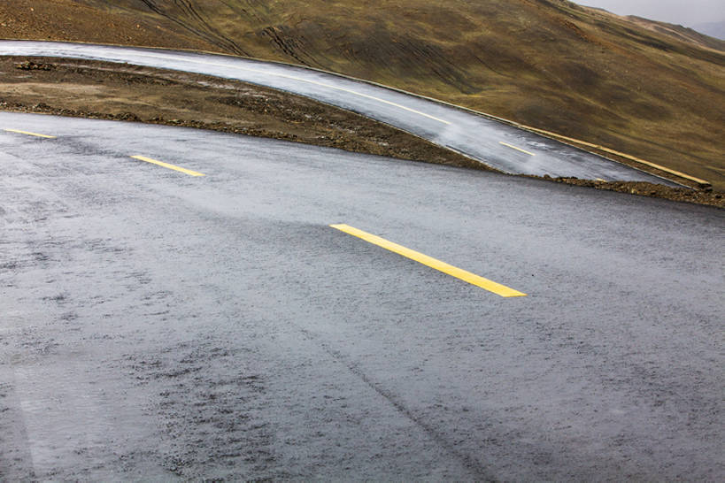 无人,横图,室外,白天,留白,背景,正面,旅游,度假,美景,山,山脉,道路,高速公路,路,公路,中国,亚洲,曲折,弯曲,地形,景观,路边,山路,分界线,盘山路,交通,方向,娱乐,西藏,风景,自然,享受,休闲,景色,放松,运输,摄影,蜿蜒,双黄线,宁静,迅速,山脊,大道,贫瘠,自然风光,东亚,西藏自治区,地貌,坎坷,崎岖,罕见,荒僻,偏僻,偏远,遥远,自然地理,冷僻,马路,彩图,汽车广告背景图,bj175