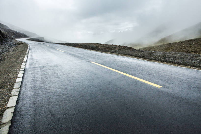 无人,横图,室外,白天,留白,背景,旅游,度假,美景,山,山脉,道路,高速公路,路,公路,中国,亚洲,曲折,弯曲,地形,景观,路边,山路,云,分界线,盘山路,交通,方向,娱乐,西藏,风景,自然,享受,休闲,景色,放松,运输,摄影,蜿蜒,双黄线,宁静,迅速,山脊,大道,贫瘠,自然风光,东亚,西藏自治区,地貌,罕见,荒僻,偏僻,偏远,遥远,自然地理,冷僻,马路,彩图,没影点,汽车广告背景图,bj175