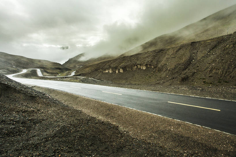 无人,横图,室外,白天,背景,旅游,度假,美景,山,山脉,道路,高速公路,路,公路,中国,亚洲,曲折,弯曲,地形,景观,路边,山路,云,分界线,盘山路,交通,方向,娱乐,西藏,风景,天空,自然,享受,休闲,景色,放松,运输,摄影,蜿蜒,双黄线,宁静,迅速,山脊,大道,贫瘠,自然风光,东亚,西藏自治区,地貌,罕见,荒僻,偏僻,偏远,遥远,自然地理,冷僻,马路,彩图,没影点,汽车广告背景图,bj175
