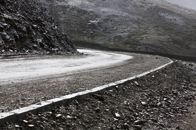 无人,横图,室外,白天,留白,背景,旅游,度假,美景,山,道路,高速公路,路,公路,中国,亚洲,曲折,弯曲,地形,景观,路边,山路,交通,碎石,方向,娱乐,西藏,风景,自然,享受,休闲,景色,放松,运输,摄影,蜿蜒,宁静,迅速,贫瘠,自然风光,东亚,西藏自治区,地貌,罕见,荒僻,偏僻,偏远,遥远,自然地理,冷僻,岩石,马路,彩图,旅行,汽车广告背景图,bj175