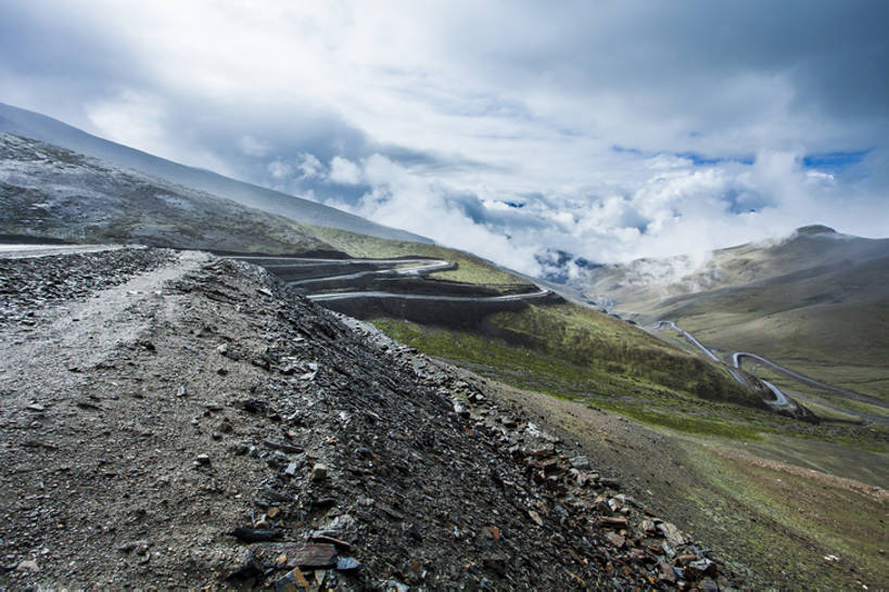 无人,横图,室外,白天,背景,旅游,度假,美景,山,道路,高速公路,路,公路,中国,亚洲,曲折,弯曲,地形,景观,路边,山路,交通,碎石,方向,娱乐,西藏,风景,自然,享受,休闲,景色,放松,运输,摄影,蜿蜒,宁静,迅速,贫瘠,自然风光,东亚,西藏自治区,地貌,罕见,荒僻,偏僻,偏远,遥远,自然地理,冷僻,岩石,马路,彩图,旅行,汽车广告背景图,bj175