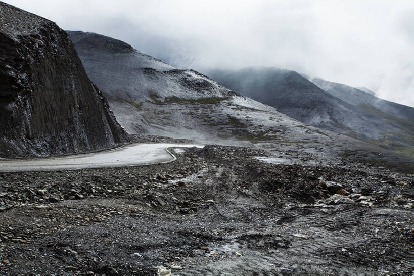 无人,横图,室外,白天,背景,旅游,度假,美景,山,道路,高速公路,路,公路,中国,亚洲,曲折,弯曲,地形,景观,路边,泥土,山路,交通,碎石,方向,娱乐,西藏,风景,自然,享受,休闲,景色,放松,运输,摄影,蜿蜒,宁静,迅速,贫瘠,自然风光,东亚,西藏自治区,地貌,罕见,荒僻,偏僻,偏远,遥远,自然地理,冷僻,岩石,马路,彩图,旅行,汽车广告背景图,bj175