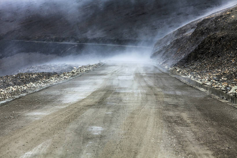无人,横图,室外,白天,留白,背景,旅游,度假,美景,山,雾,道路,高速公路,路,公路,中国,亚洲,曲折,弯曲,直线,地形,景观,路边,山路,交通,碎石,方向,娱乐,西藏,风景,自然,享受,休闲,景色,放松,运输,摄影,蜿蜒,宁静,迅速,贫瘠,自然风光,东亚,西藏自治区,地貌,罕见,荒僻,偏僻,偏远,遥远,自然地理,冷僻,马路,彩图,旅行,汽车广告背景图,bj175