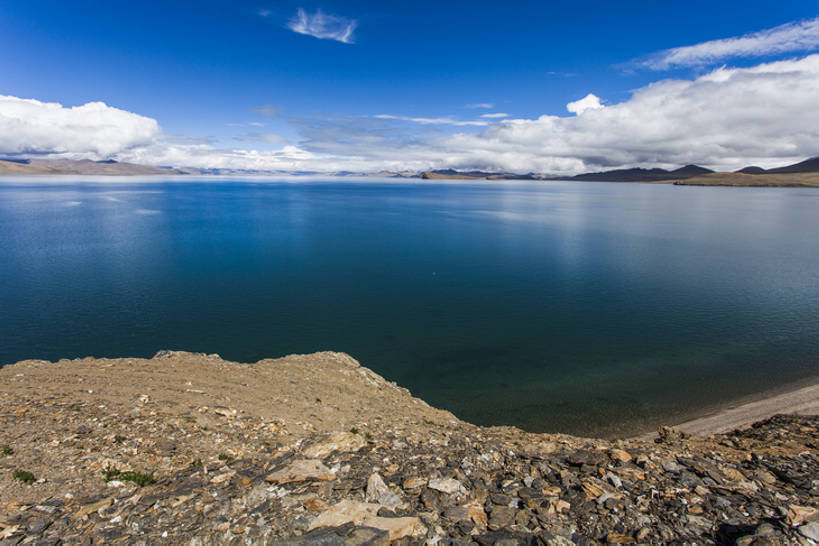 无人,横图,室外,白天,留白,旅游,度假,湖,美景,山,山脉,水,中国,亚洲,地形,景观,水边,云,碎石,娱乐,干净,西藏,蓝色,风景,天空,自然,享受,休闲,景色,放松,摄影,宁静,环境,山脊,清新,自然风光,东亚,西藏自治区,环境保护,地貌,罕见,荒僻,偏僻,偏远,自然地理,冷僻,岩石,彩图,旅行,bj175