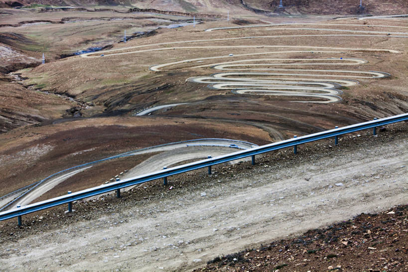 无人,栏杆,横图,室外,白天,背景,旅游,度假,美景,山,道路,路,公路,中国,亚洲,曲折,弯曲,粗糙,地形,景观,盘山路,交通,娱乐,西藏,风景,自然,享受,休闲,景色,放松,运输,摄影,蜿蜒,宁静,毛糙,自然风光,东亚,西藏自治区,地貌,坎坷,崎岖,遥远,自然地理,马路,彩图,粗拙,汽车广告背景图,bj175