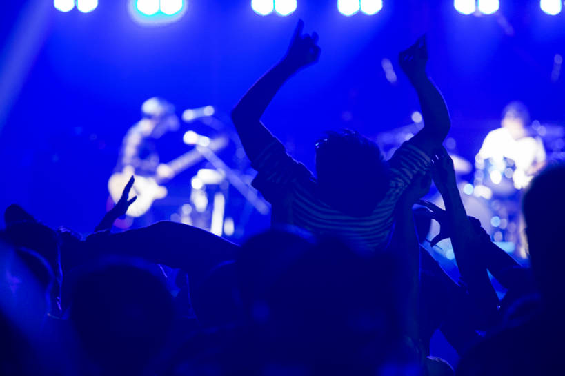 东方人,脸,头,脸颊,人群,舞台,音乐厅,举,横图,夜晚,聚会,夜生活,快乐,兴奋,幸福,雾,北京,中国,亚洲,表演,欢呼,朦胧,模糊,光束,乐器,许多人,音乐,拥挤,大喊,挥手,休闲装,娱乐,现代,刺激,肩膀,背面,托,一群人,休闲,烟,放松,活力,伸手,摄影,电灯,生活方式,观看,部分,荧光棒,照亮,享乐,照明设备,娱乐活动,剪影,群众,逆光,东亚,音乐节,无忧无虑,音乐会,亚洲人,中国人,头部,脸部,脸蛋,面部,休闲活动,举起,举手,举着,向上举,向上伸,向上托,彩图,欢乐,舞台灯光,演奏会,bj175