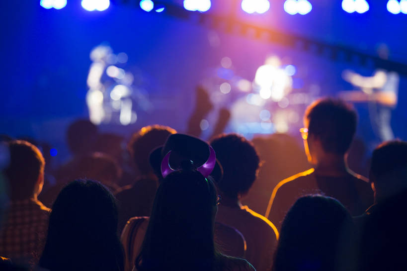 东方人,脸,头,脸颊,人群,舞台,音乐厅,举,横图,夜晚,聚会,夜生活,快乐,兴奋,幸福,雾,手机,北京,中国,亚洲,表演,欢呼,朦胧,模糊,光束,乐器,许多人,音乐,拥挤,大喊,挥手,休闲装,娱乐,现代,刺激,肩膀,拍照,背面,托,一群人,休闲,烟,放松,活力,伸手,摄影,电灯,生活方式,观看,部分,荧光棒,照亮,享乐,照明设备,娱乐活动,剪影,群众,逆光,智能手机,东亚,音乐节,无忧无虑,音乐会,亚洲人,中国人,头部,脸部,脸蛋,面部,休闲活动,举起,举手,举着,向上举,向上伸,向上托,彩图,欢乐,照相,舞台灯光,演奏会,bj175