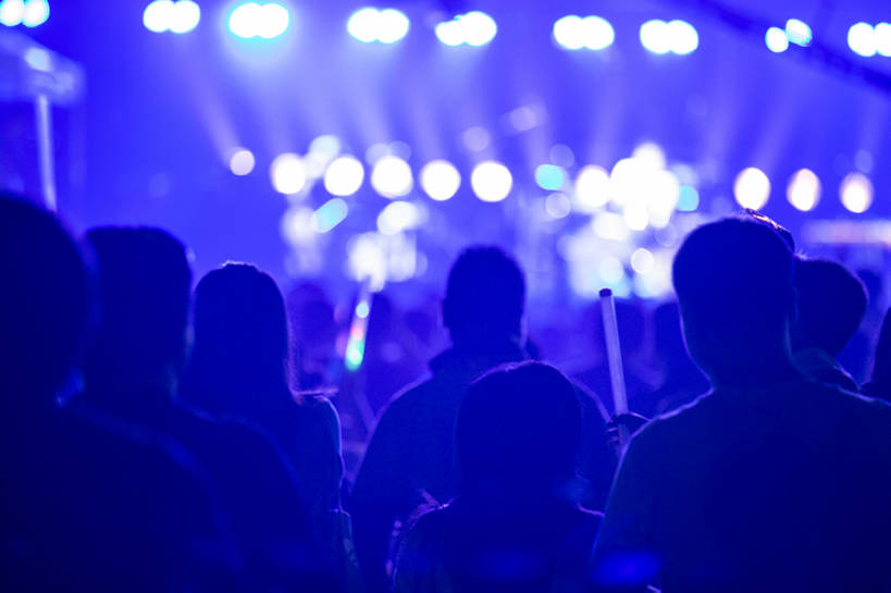 东方人,脸,头,脸颊,人群,舞台,音乐厅,举,横图,夜晚,聚会,夜生活,快乐,兴奋,幸福,雾,北京,中国,亚洲,表演,欢呼,朦胧,模糊,光束,乐器,许多人,音乐,拥挤,大喊,挥手,休闲装,娱乐,现代,刺激,肩膀,背面,托,一群人,休闲,烟,放松,活力,伸手,摄影,电灯,生活方式,观看,部分,荧光棒,照亮,享乐,照明设备,娱乐活动,剪影,群众,逆光,东亚,音乐节,无忧无虑,音乐会,亚洲人,中国人,头部,脸部,脸蛋,面部,休闲活动,举起,举手,举着,向上举,向上伸,向上托,彩图,欢乐,舞台灯光,演奏会,bj175