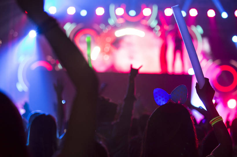 东方人,脸,头,脸颊,人群,舞台,音乐厅,举,横图,夜晚,聚会,夜生活,快乐,兴奋,幸福,雾,北京,中国,亚洲,表演,欢呼,朦胧,模糊,光束,乐器,许多人,音乐,拥挤,大喊,挥手,休闲装,娱乐,现代,刺激,肩膀,背面,托,一群人,休闲,烟,放松,活力,伸手,摄影,电灯,生活方式,观看,部分,荧光棒,照亮,享乐,照明设备,娱乐活动,剪影,群众,逆光,东亚,音乐节,无忧无虑,音乐会,亚洲人,中国人,头部,脸部,脸蛋,面部,休闲活动,举起,举手,举着,向上举,向上伸,向上托,彩图,欢乐,舞台灯光,演奏会,bj175