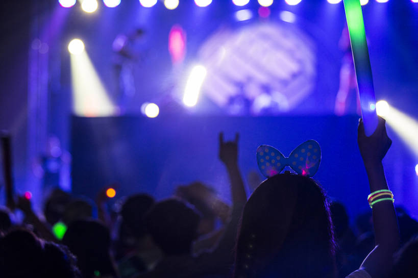 东方人,儿童,成年人,脸,头,脸颊,人群,舞台,音乐厅,站,举,横图,夜晚,聚会,夜生活,快乐,兴奋,幸福,雾,北京,中国,亚洲,表演,欢呼,朦胧,模糊,光束,乐器,许多人,音乐,拥挤,大喊,挥手,休闲装,娱乐,现代,刺激,肩膀,小孩,背面,扛,托,站着,一群人,休闲,父女,烟,放松,活力,亲密,伸手,摄影,电灯,生活方式,观看,部分,荧光棒,照亮,享乐,照明设备,关爱,娱乐活动,剪影,群众,逆光,东亚,陪同,陪伴,音乐节,无忧无虑,音乐会,男孩,男人,男性,女孩,亚洲人,中国人,孩子,头部,脸部,脸蛋,面部,休闲活动,举起,举手,举着,向上举,向上伸,向上托,站立,彩图,欢乐,舞台灯光,演奏会,男生,伴随,bj175