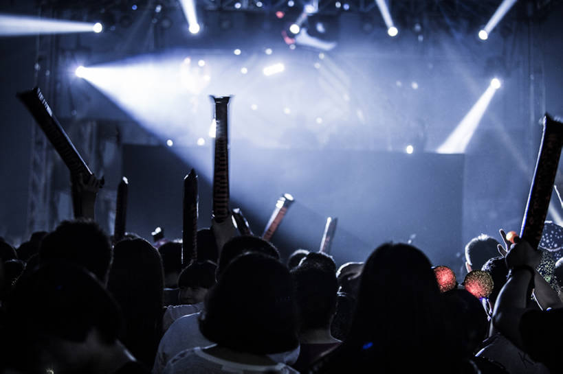 东方人,儿童,成年人,脸,头,脸颊,人群,舞台,音乐厅,站,举,横图,夜晚,聚会,夜生活,快乐,兴奋,幸福,雾,北京,中国,亚洲,表演,欢呼,朦胧,模糊,光束,乐器,许多人,音乐,拥挤,大喊,挥手,休闲装,娱乐,现代,刺激,肩膀,小孩,背面,扛,托,站着,一群人,休闲,父女,烟,放松,活力,亲密,伸手,摄影,电灯,生活方式,观看,部分,荧光棒,照亮,享乐,照明设备,关爱,娱乐活动,剪影,群众,逆光,东亚,陪同,陪伴,音乐节,无忧无虑,音乐会,男孩,男人,男性,女孩,亚洲人,中国人,孩子,头部,脸部,脸蛋,面部,休闲活动,举起,举手,举着,向上举,向上伸,向上托,站立,彩图,欢乐,舞台灯光,演奏会,男生,伴随,bj175