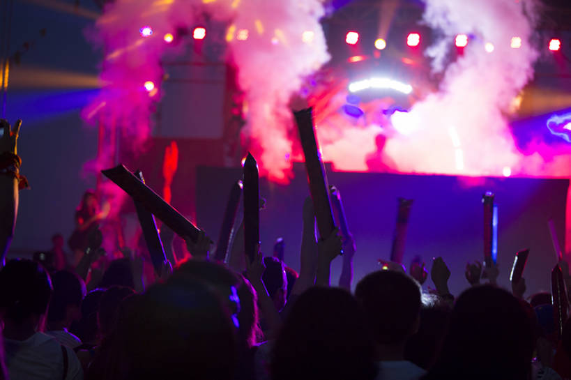 东方人,脸,头,脸颊,人群,舞台,音乐厅,举,横图,夜晚,聚会,夜生活,快乐,兴奋,幸福,雾,北京,中国,亚洲,表演,欢呼,朦胧,模糊,光束,乐器,许多人,音乐,拥挤,大喊,挥手,休闲装,娱乐,现代,刺激,肩膀,背面,托,一群人,休闲,烟,放松,活力,伸手,摄影,电灯,生活方式,观看,部分,荧光棒,照亮,享乐,照明设备,娱乐活动,剪影,群众,逆光,东亚,音乐节,无忧无虑,音乐会,亚洲人,中国人,头部,脸部,脸蛋,面部,休闲活动,举起,举手,举着,向上举,向上伸,向上托,彩图,欢乐,舞台灯光,演奏会,bj175