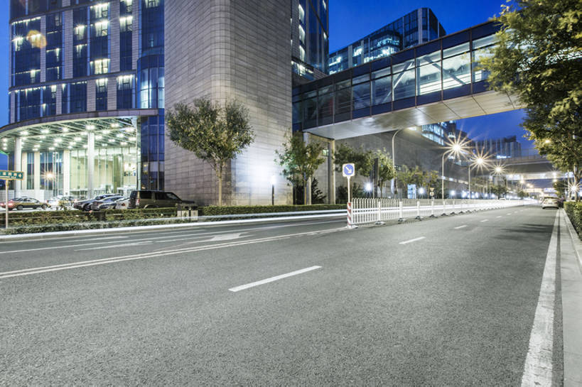 无人,办公室,栏杆,横图,室外,夜晚,留白,背景,度假,商务,时尚,美景,门,城市风光,城市,道路,高速公路,建筑,街道,路,路灯,桥梁,公路,玻璃,北京,中国,亚洲,线,直线,大门,景观,天桥,走廊,桥,分界线,车道,地面,交通,首都,娱乐,干净,现代,享受,休闲,办公大楼,景色,放松,运输,摄影,建造,双黄线,人行桥,柏油路,照亮,风格,都市风光,大道,前门,市区,交通标志,沥青,东亚,发展,廊桥,中华人民共和国,北京市,京,北平,华北地区,繁荣,方向标,金融区,马路,彩图,高层建筑,当代,北京CBD,北京商务中心区,金融街,中国北京大北窑,过街天桥,建筑结构,汽车广告背景图,bj175