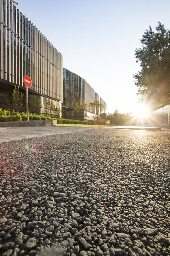 无人,竖图,室外,白天,背景,正面,镜头眩光,度假,美景,太阳,城市风光,城市,道路,建筑,街道,路,公路,北京,日光,中国,亚洲,光束,景观,车道,地面,交通,首都,娱乐,现代,树,绿色,风景,天空,绿地,享受,休闲,景色,放松,运输,摄影,建造,柏油路,都市风光,逆光,市区,沥青,东亚,中华人民共和国,北京市,京,北平,华北地区,朝阳区,金融区,马路,彩图,北京CBD,建筑结构,广角,光华路,汽车广告背景图,光华路SOHO,bj175