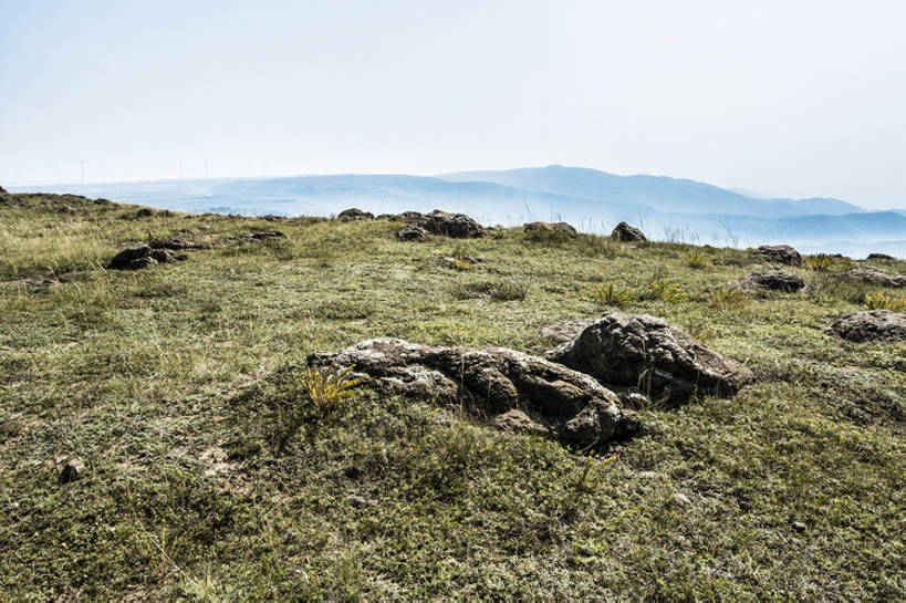 无人,横图,室外,白天,旅游,度假,草地,草原,石头,美景,丘陵,山,山脉,雾,标志建筑,地标,建筑,中国,亚洲,曲折,地平线,景观,云,建筑群,娱乐,建设,草,绿色,风景,天空,自然,享受,休闲,景色,放松,季节,摄影,宁静,环境,生态,自然风光,自然现象,东亚,地貌,河北省,张家口,坎坷,崎岖,自然地理,岩石,秋天,彩图,旅行,广角,张北县,bj175