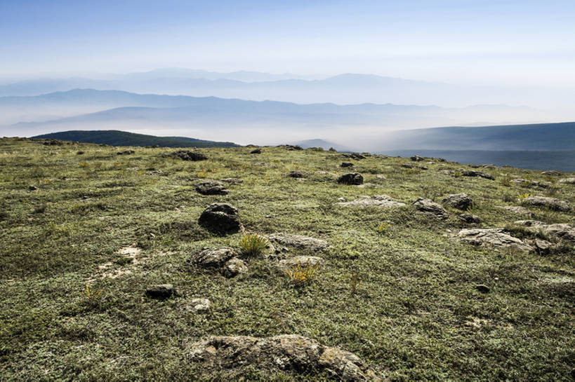 无人,横图,室外,白天,旅游,度假,草地,草原,石头,美景,丘陵,山,山脉,雾,标志建筑,地标,建筑,中国,亚洲,曲折,地平线,景观,云,建筑群,娱乐,建设,草,绿色,风景,天空,自然,享受,休闲,景色,放松,季节,摄影,宁静,环境,生态,自然风光,自然现象,东亚,地貌,河北省,张家口,坎坷,崎岖,自然地理,岩石,秋天,彩图,旅行,广角,张北县,bj175