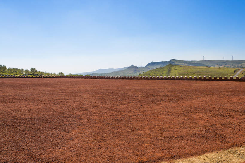 无人,横图,室外,白天,旅游,度假,草地,草原,美景,丘陵,山,山脉,标志建筑,道路,地标,建筑,路,公路,中国,亚洲,曲折,环绕,景观,陆地,泥土,建筑群,围墙,交通,娱乐,建设,红色,蓝色,绿色,风景,蓝天,天空,自然,享受,休闲,景色,放松,季节,摄影,宁静,环境,生态,自然风光,东亚,地貌,红土地,河北省,张家口,坎坷,崎岖,罕见,荒僻,偏僻,偏远,自然地理,冷僻,马路,彩图,旅行,广角,汽车广告背景图,张北县,bj175
