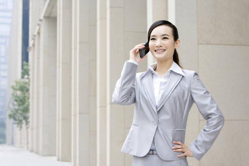东方人,成年人,中年人,商务人士,商务女性,站,笑,打电话,微笑,露齿笑,横图,室外,白天,留白,正面,衬衫,裙子,商务,讨论,通讯,成功,信心,计划,技术,城市,手机,中国,亚洲,套装,开会,会议,人行道,听,拿着,叉腰,职业,办公大楼,早晨,都市风光,近景,商务装,市区,工薪阶层,东亚,北京市,无线电技术,筹划,打算,金融区,男人,男性,年轻男性,女人,女性,中年男性,中年女性,亚洲人,中国人,长发,白领,上班族,电话机,彩图,北京CBD,办公室职员,商务会议,一见钟情,bj175
