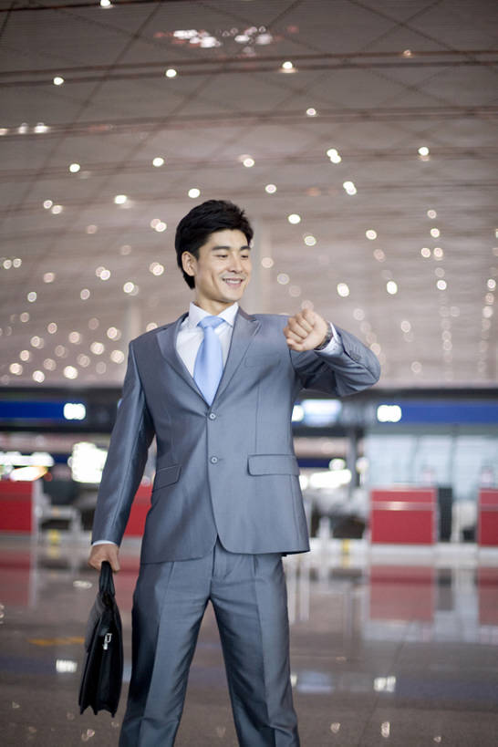 东方人,成年人,中年人,一个人,商务人士,商务男性,机场,笑,微笑,露齿笑,竖图,室内,白天,留白,正面,衬衫,商务,快乐,城市,中国,亚洲,仅一个男性,仅一个人,仅一个中年男性,捆扎,套装,公文包,领带,拿着,职业,核对,象征,早晨,庄重,都市风光,运送,近景,商务装,身份,工薪阶层,东亚,北京市,正式,地位,男人,男性,中年男性,亚洲人,中国人,白领,上班族,彩图,衬衣,办公室职员,商务旅行,校对,校勘,bj175