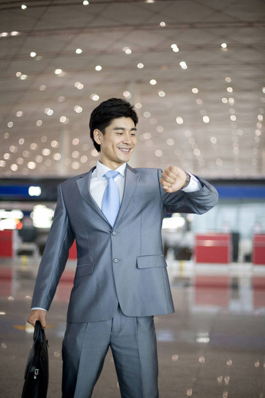 东方人,成年人,中年人,一个人,商务人士,商务男性,机场,笑,微笑,露齿笑,竖图,室内,白天,留白,正面,衬衫,商务,快乐,城市,中国,亚洲,仅一个男性,仅一个人,仅一个中年男性,捆扎,套装,公文包,领带,拿着,职业,核对,象征,早晨,庄重,都市风光,运送,近景,商务装,身份,工薪阶层,东亚,北京市,正式,地位,男人,男性,中年男性,亚洲人,中国人,白领,上班族,彩图,衬衣,办公室职员,商务旅行,校对,校勘,bj175