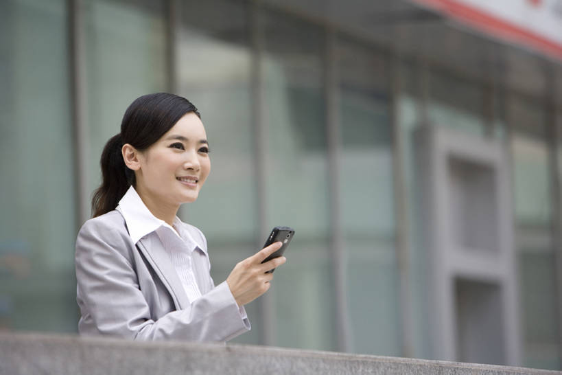 东方人,成年人,中年人,一个人,商务人士,商务女性,笑,微笑,露齿笑,横图,室外,白天,留白,侧面,衬衫,商务,满意,通讯,成功,信心,计划,技术,城市,手机,中国,亚洲,仅一个女性,仅一个人,套装,拿着,注视,观察,看,仅一个中年女性,职业,办公大楼,观看,察看,便利,早晨,都市风光,关注,发短信,商务装,工薪阶层,智能手机,东亚,北京市,无线电技术,筹划,打算,女人,女性,中年女性,亚洲人,中国人,长发,白领,上班族,电话机,半身,彩图,办公室职员,电子记事本,一见钟情,bj175